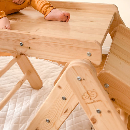 Lezecí trojúhelník se skluzavkou a lezeckou stěnou - Přírodní