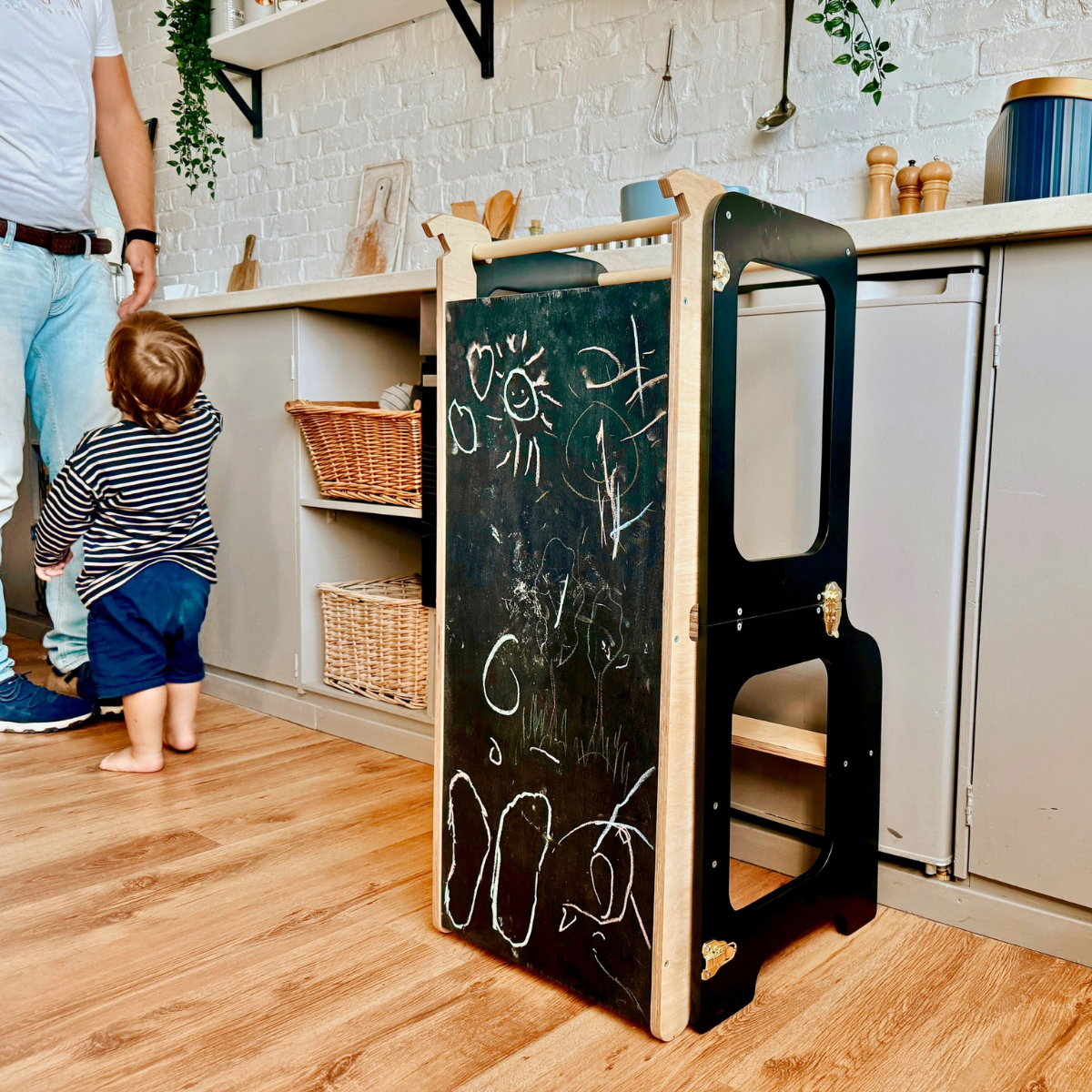 4v1 Montessori učící věž se skluzavkou a tabulí