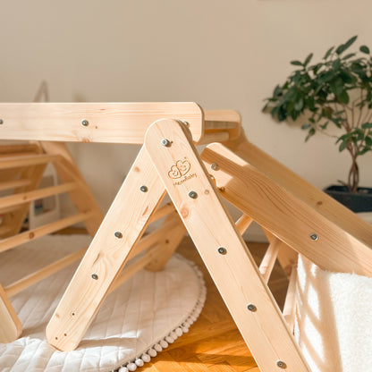 Lezecí trojúhelník se skluzavkou a lezeckou stěnou - Přírodní